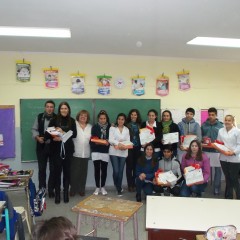 Entrega de kits y libros escolares a alumnos premiados en el X Certamen Nacional de Formación de Valores 
