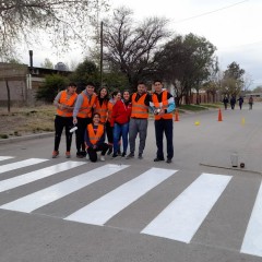 Estudiantes pintaron sendas peatonales en Santa Isabel