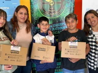 Estudiantes de Jacinto Arauz recibieron netbooks de Conectar Igualdad