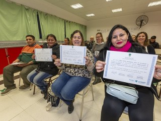 Cursantes de aula taller móvil de Gastronomía recibieron sus certificaciones