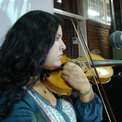 La violinista Antonella Gallardo se presentó en la IIIº Feria del Libro Usado de Realicó