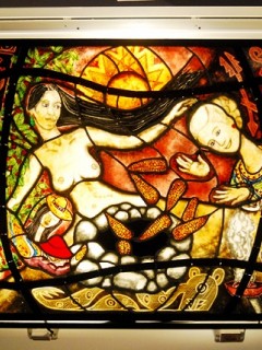 Continúa Evita, la indomale en el CCP. Esculturas de vidrio y hierro.