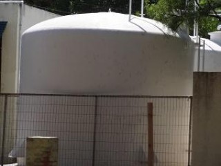 Continúa la colocación de cisternas en colegios de Santa Rosa