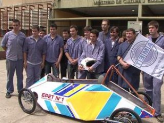 Presentaron auto construido por alumnos de la EPET N° 1
