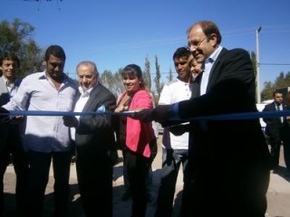 El gobierno provincial entregó 40 viviendas e inauguró Colegio Secundario en La Adela