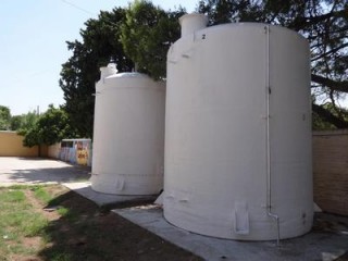 Finalizó la colocación de cisternas en el Colegio Arturo Illia 
